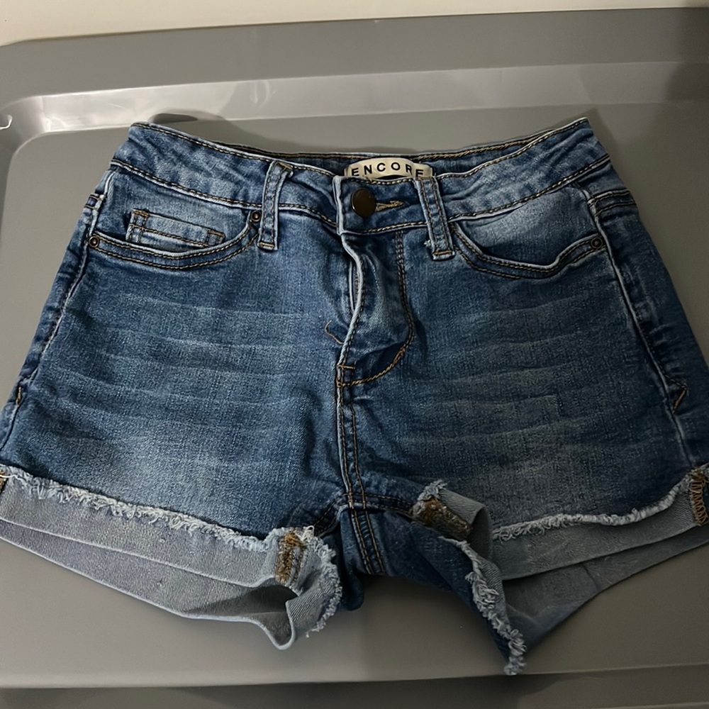 Women’s/juniors blue jeans shorts. Size 0. Great condition!!